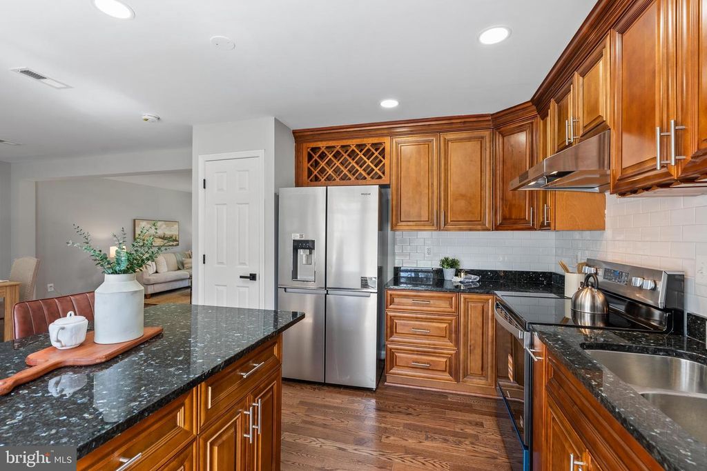 Image 12 of property listing at 10021 FOX DEN RD, Ellicott City, MD 21042