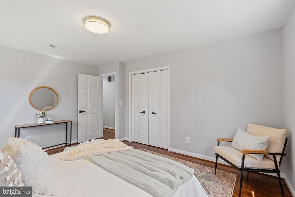 Image 16 of property listing at 10021 FOX DEN RD, Ellicott City, MD 21042