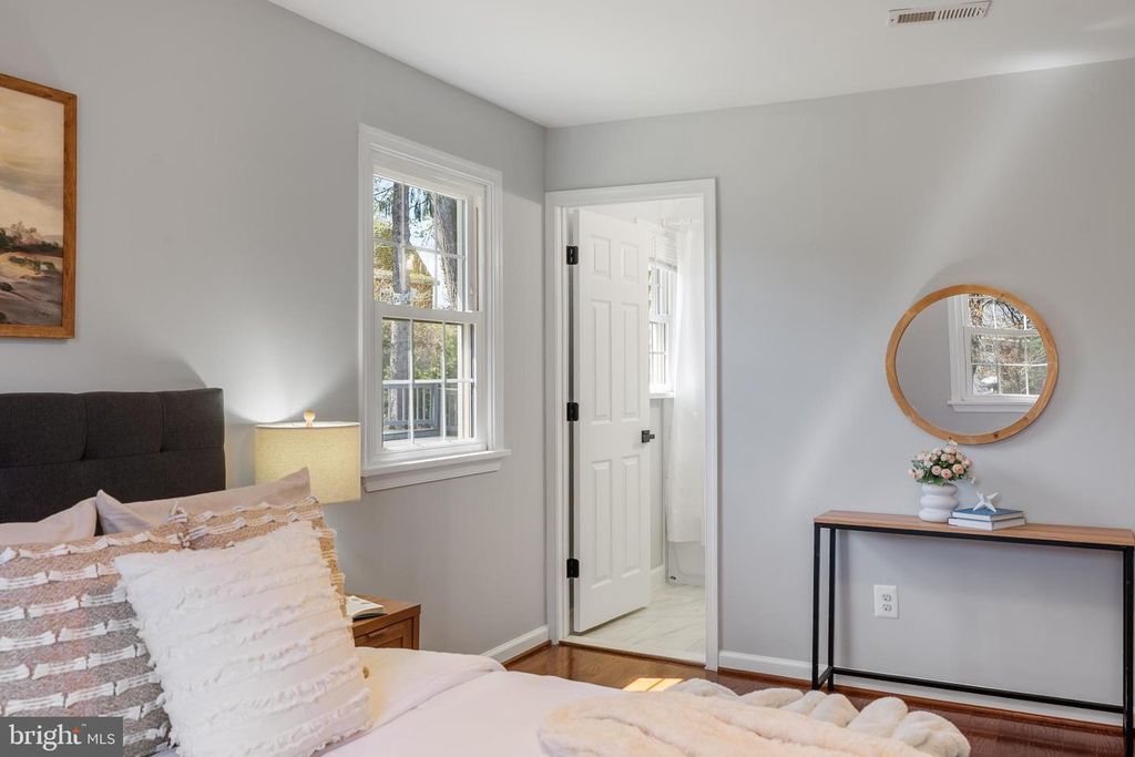 Image 17 of property listing at 10021 FOX DEN RD, Ellicott City, MD 21042