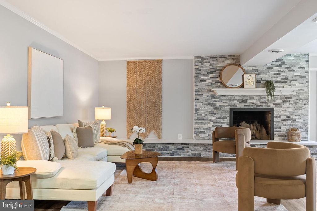 Image 2 of property listing at 10021 FOX DEN RD, Ellicott City, MD 21042