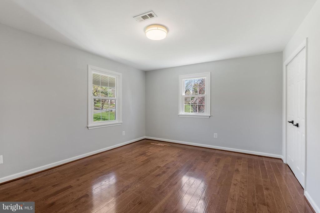 Image 20 of property listing at 10021 FOX DEN RD, Ellicott City, MD 21042