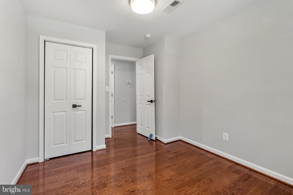 Image 23 of property listing at 10021 FOX DEN RD, Ellicott City, MD 21042