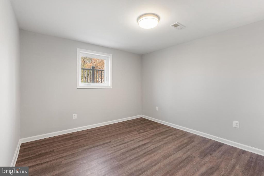 Image 24 of property listing at 10021 FOX DEN RD, Ellicott City, MD 21042