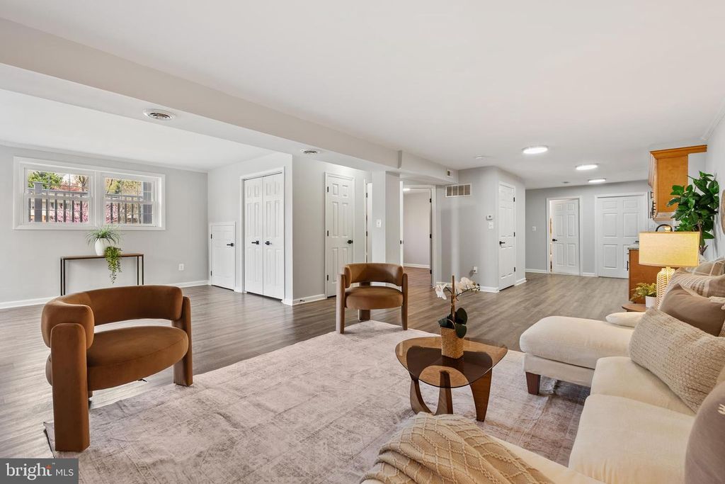 Image 3 of property listing at 10021 FOX DEN RD, Ellicott City, MD 21042