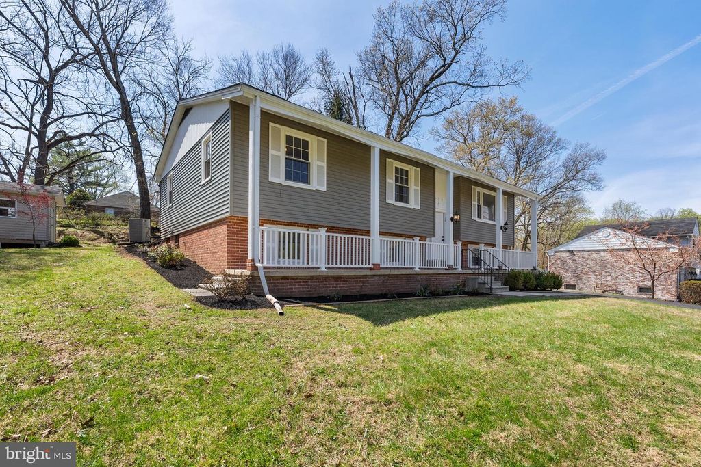 Image 31 of property listing at 10021 FOX DEN RD, Ellicott City, MD 21042