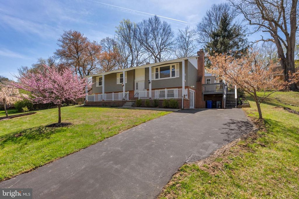 Image 33 of property listing at 10021 FOX DEN RD, Ellicott City, MD 21042