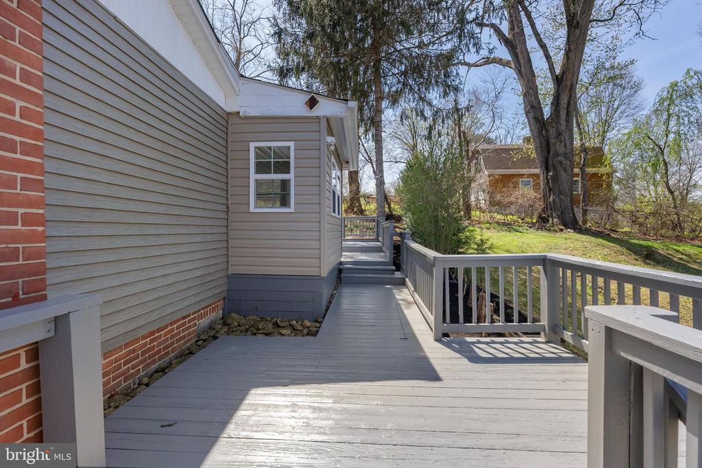 Image 34 of property listing at 10021 FOX DEN RD, Ellicott City, MD 21042