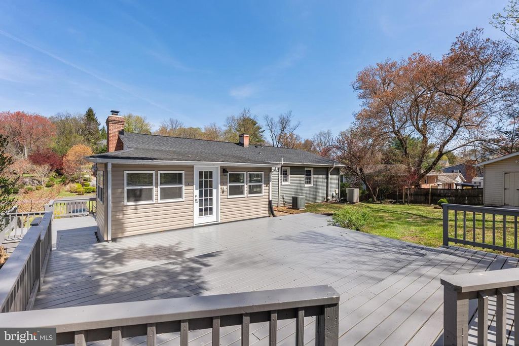 Image 36 of property listing at 10021 FOX DEN RD, Ellicott City, MD 21042