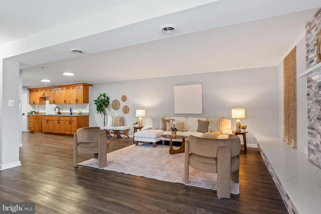 Image 4 of property listing at 10021 FOX DEN RD, Ellicott City, MD 21042