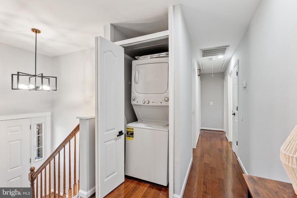 Image 5 of property listing at 10021 FOX DEN RD, Ellicott City, MD 21042