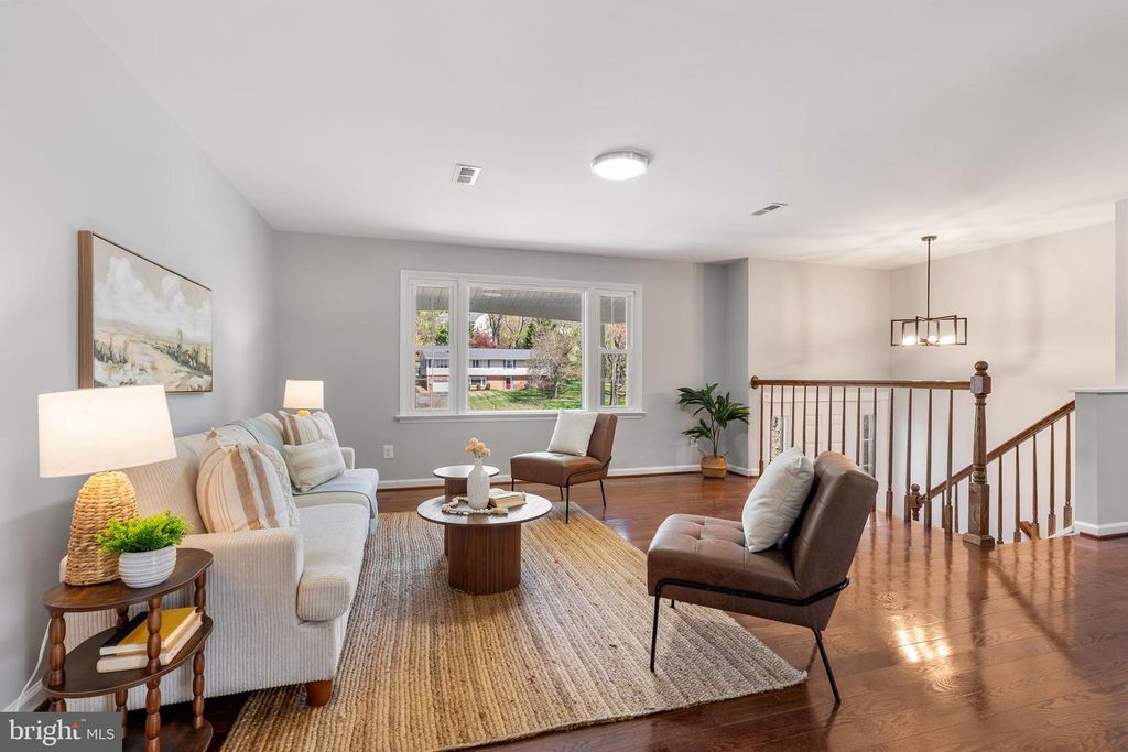 Image 6 of property listing at 10021 FOX DEN RD, Ellicott City, MD 21042