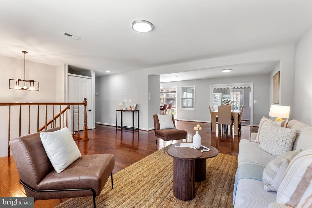 Image 7 of property listing at 10021 FOX DEN RD, Ellicott City, MD 21042