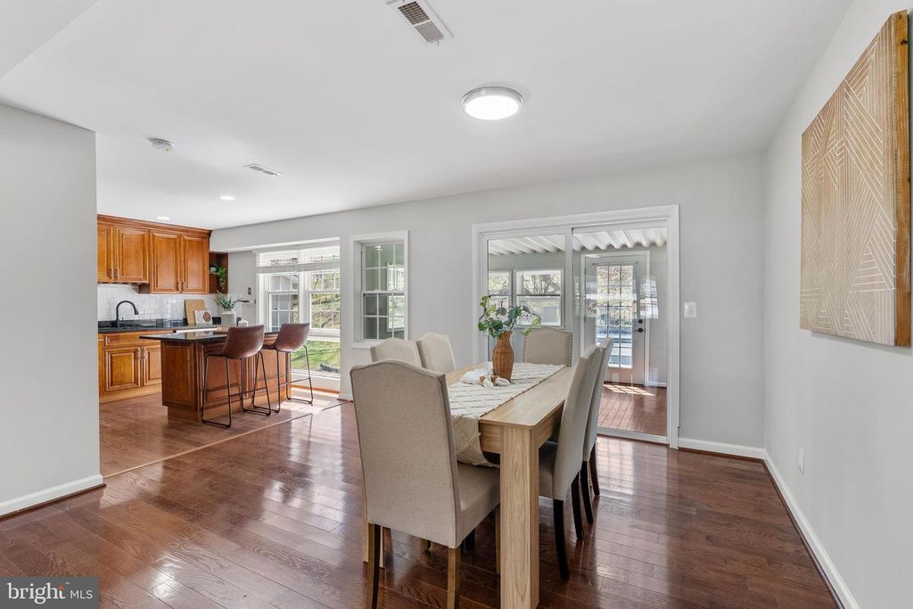 Image 8 of property listing at 10021 FOX DEN RD, Ellicott City, MD 21042