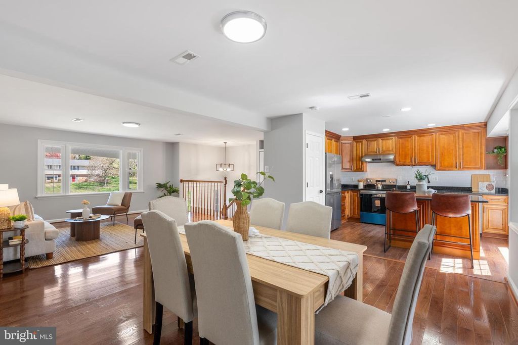 Image 9 of property listing at 10021 FOX DEN RD, Ellicott City, MD 21042