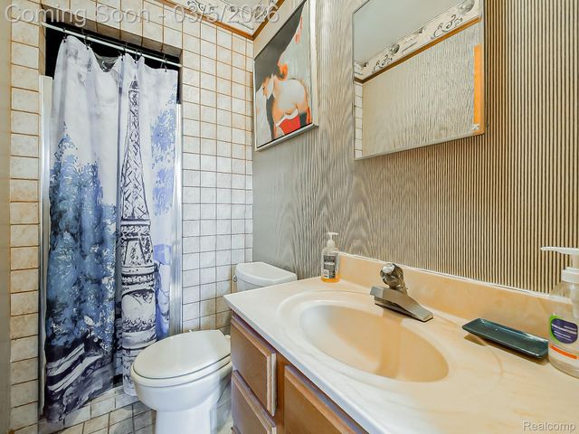 31745 Schoolcraft, Fraser, MI 48026