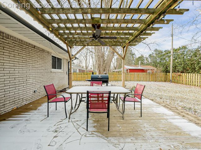 31745 Schoolcraft, Fraser, MI 48026