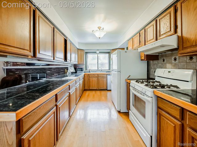 31745 Schoolcraft, Fraser, MI 48026