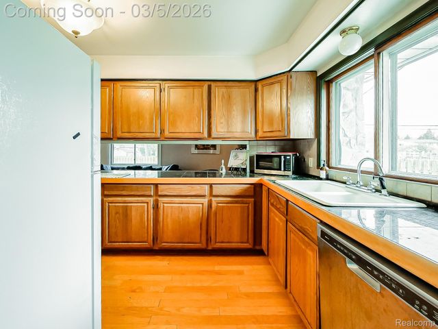 31745 Schoolcraft, Fraser, MI 48026