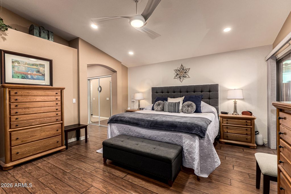 Image 11 of property listing at 10617 W RUNION Drive, Peoria, AZ 85382