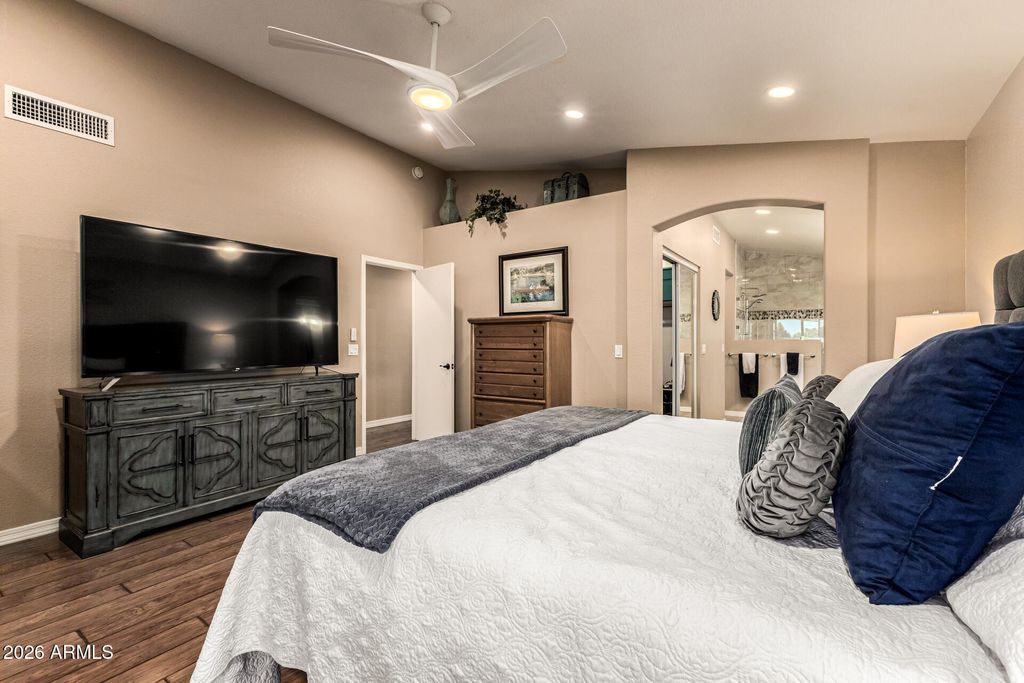 Image 12 of property listing at 10617 W RUNION Drive, Peoria, AZ 85382