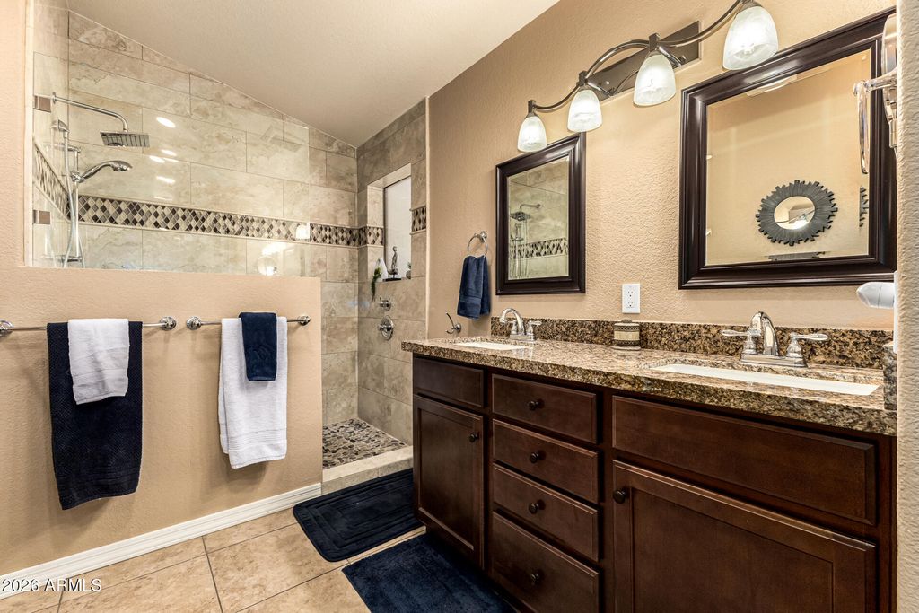 Image 13 of property listing at 10617 W RUNION Drive, Peoria, AZ 85382