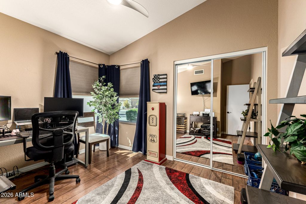 Image 16 of property listing at 10617 W RUNION Drive, Peoria, AZ 85382