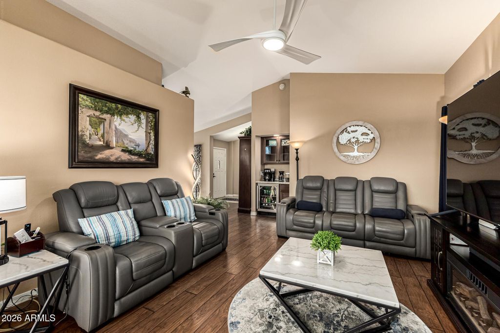 Image 4 of property listing at 10617 W RUNION Drive, Peoria, AZ 85382