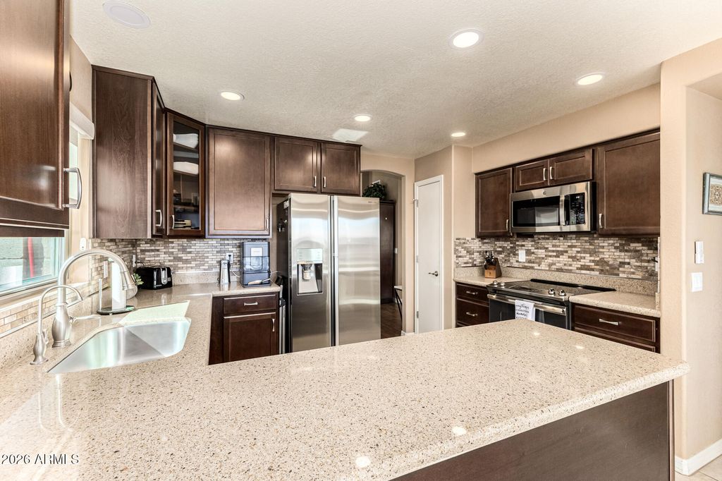 Image 7 of property listing at 10617 W RUNION Drive, Peoria, AZ 85382