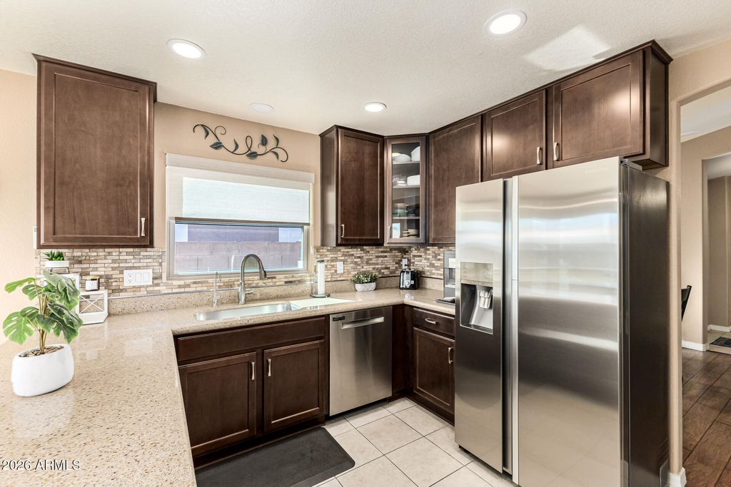 Image 8 of property listing at 10617 W RUNION Drive, Peoria, AZ 85382