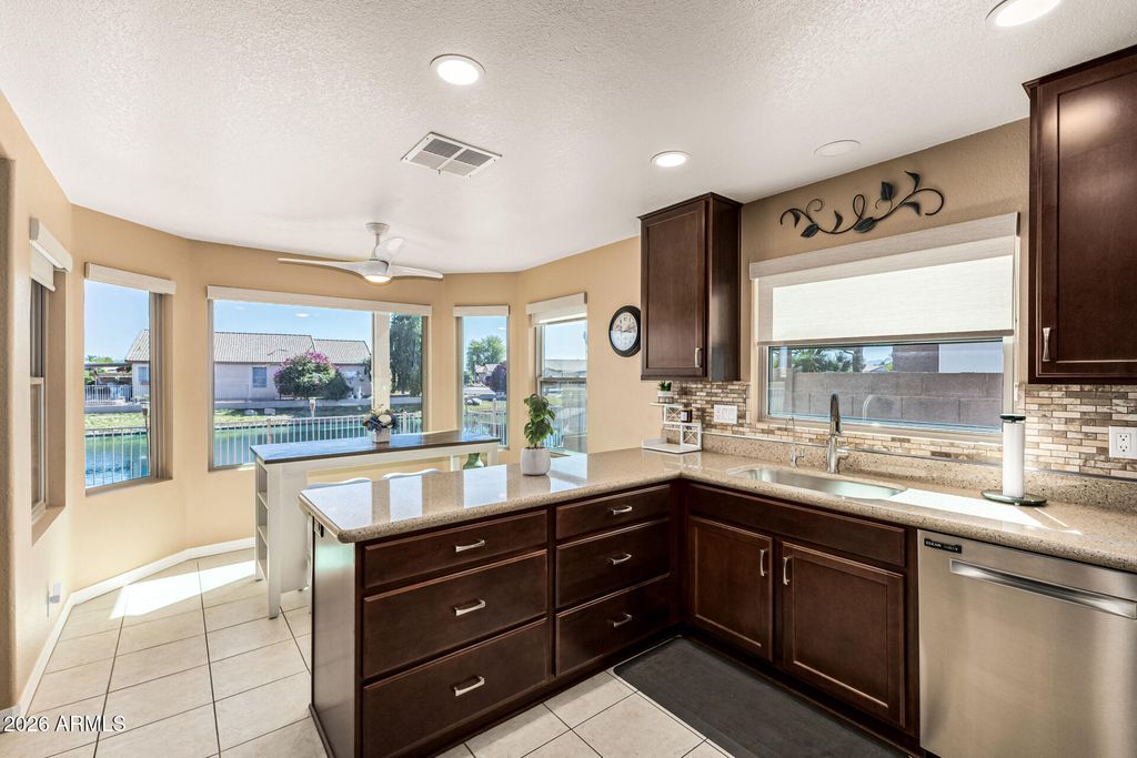 Image 9 of property listing at 10617 W RUNION Drive, Peoria, AZ 85382