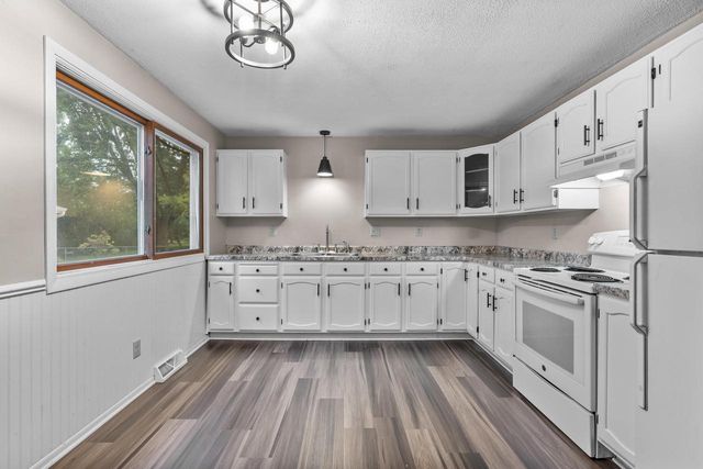1200 FIELDCREST DRIVE, Menasha, WI 54952