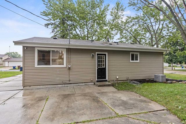 1200 FIELDCREST DRIVE, Menasha, WI 54952