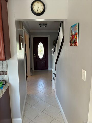 60 S Crescent Drive, Farmingdale, NY 11735
