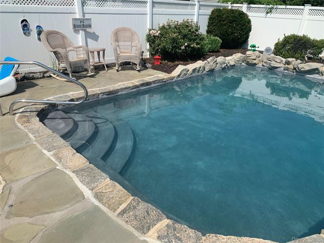 60 S Crescent Drive, Farmingdale, NY 11735