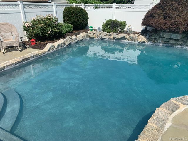 60 S Crescent Drive, Farmingdale, NY 11735