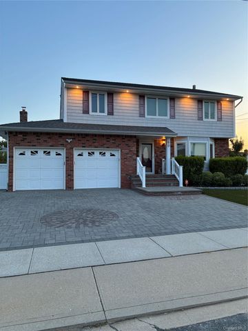 60 S Crescent Drive, Farmingdale, NY 11735