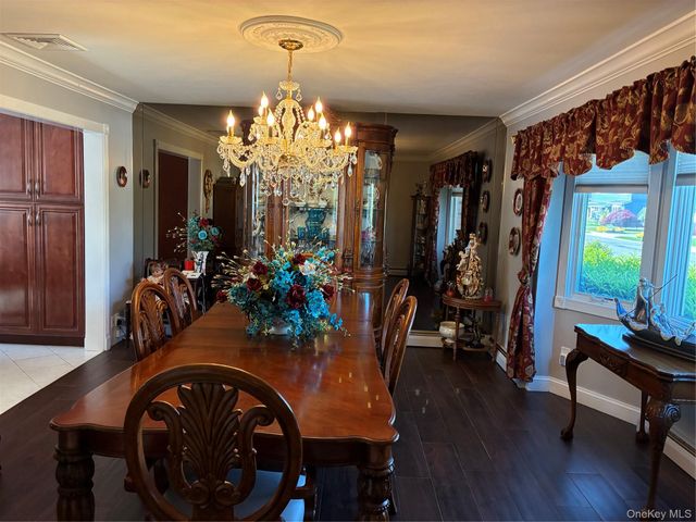 60 S Crescent Drive, Farmingdale, NY 11735
