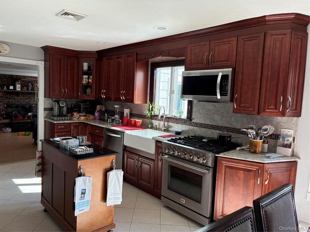 60 S Crescent Drive, Farmingdale, NY 11735