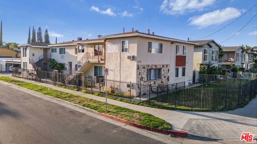 7305 Variel Avenue, Canoga Park, CA 91303 — exterior