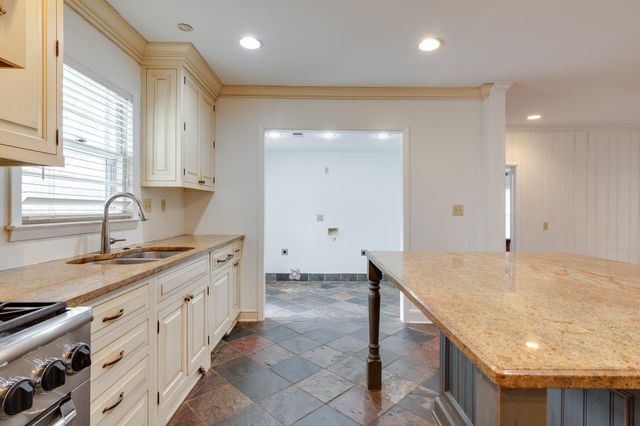 4935 ROBINDALE LN, Memphis, TN 38117