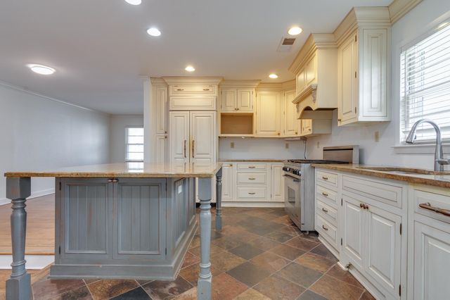 4935 ROBINDALE LN, Memphis, TN 38117