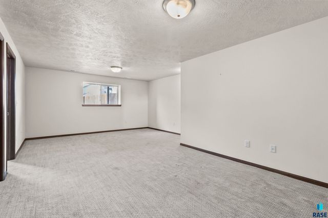 2525 Dorian Dr Drive, Yankton, SD 57078