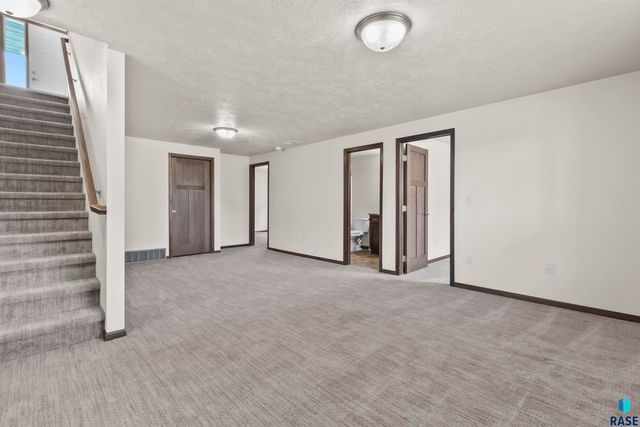 2525 Dorian Dr Drive, Yankton, SD 57078