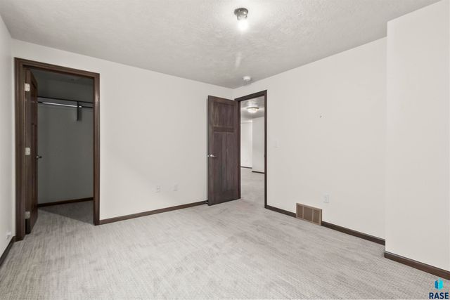 2525 Dorian Dr Drive, Yankton, SD 57078