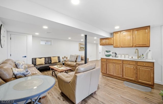 25 Mayfair Pl, Clifton City, NJ 07013