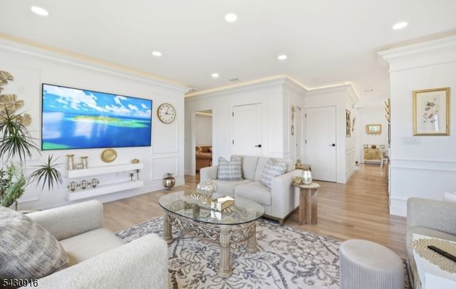 25 Mayfair Pl, Clifton City, NJ 07013