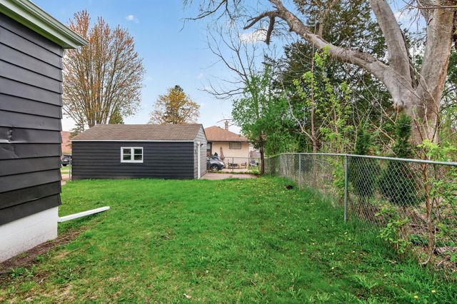1475 Ivy Avenue E, North Saint Paul, MN 55106
