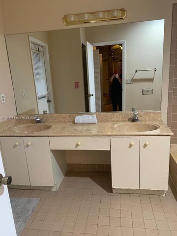 10340 SW 15th St, Pembroke Pines, FL 33025