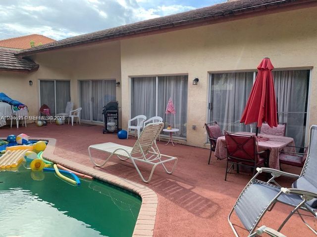 10340 SW 15th St, Pembroke Pines, FL 33025