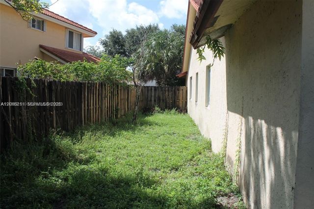 10340 SW 15th St, Pembroke Pines, FL 33025